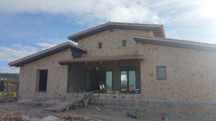 Obra nueva de vivienda unifamiliar aislada con piscina